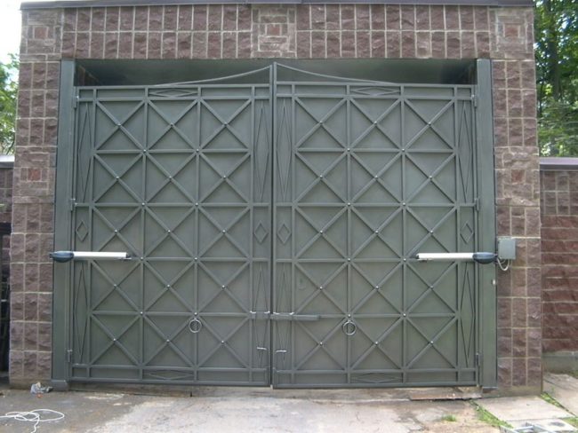 Comment faire un portail de vos propres mains en carton ondulé: dessins + instructions étape par étape