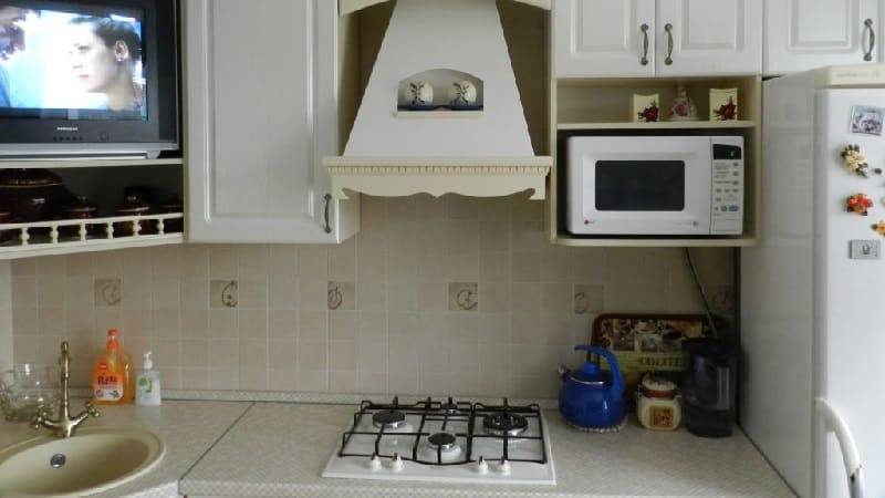 Est-il possible de suspendre un micro-ondes au-dessus d'une cuisinière à gaz: exigences de sécurité et règles d'installation de base