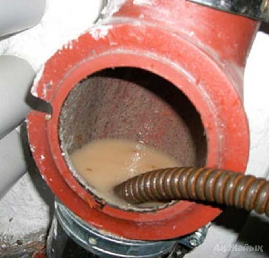 Nettoyage des canalisations d'égout: comment et comment nettoyer les canalisations d'égout à la maison, quel outil est préférable de nettoyer