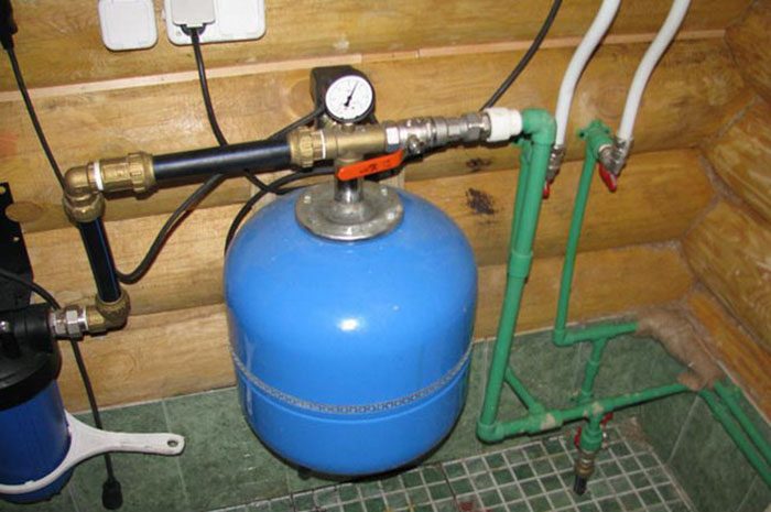 Schémas de raccordement de l'accumulateur hydraulique pour les systèmes d'alimentation en eau: caractéristiques du raccordement d'un réservoir hydraulique