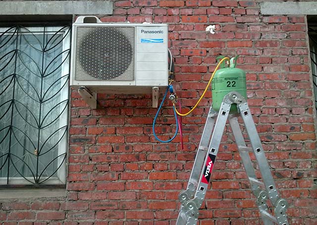 Ravitaillement d'un système divisé: comment remplir de vos propres mains un équipement climatique avec du fréon
