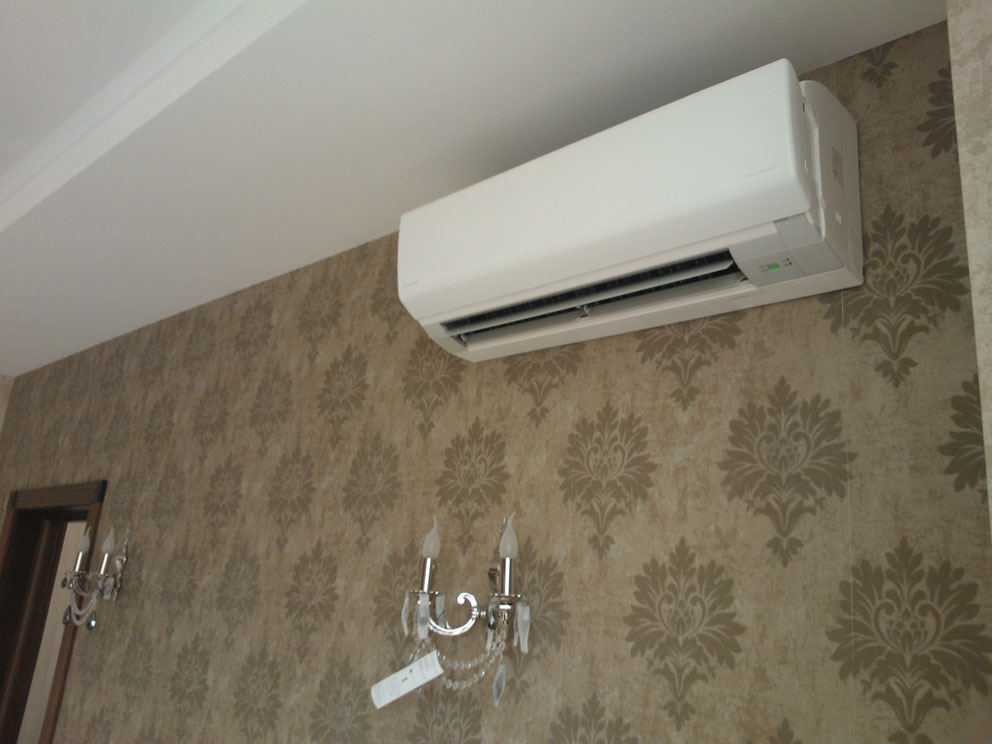 À quelle distance de la fenêtre le climatiseur peut-il être installé. sous ou à côté d'une fenêtre. installation de climatisation - simple et fiable