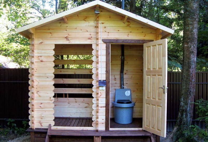 Dessins d'une toilette de campagne de type cabane: schémas typiques et aperçu des nuances de construction