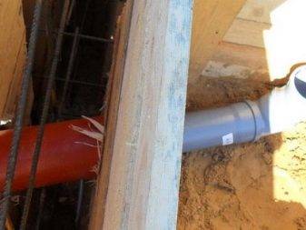 Installation d'un tuyau d'égout pour l'assainissement: nous ventilons correctement