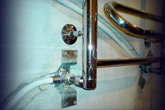 Comment remplacer un sèche-serviettes dans la salle de bain selon les règles