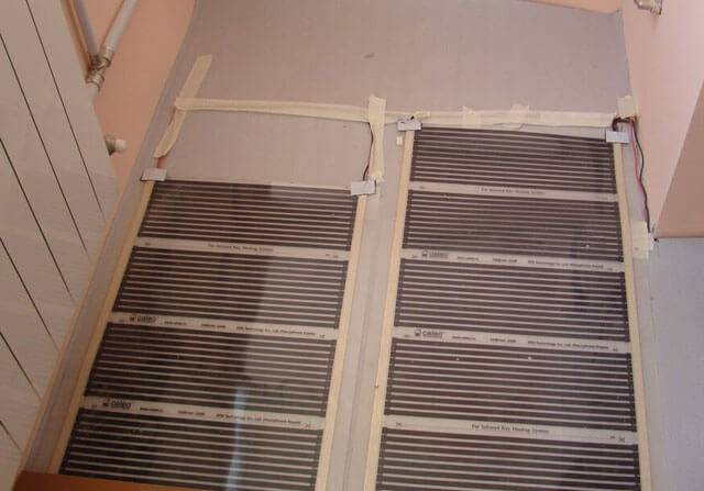 Chauffage au sol sous stratifié : pose et pose de système de film infrarouge