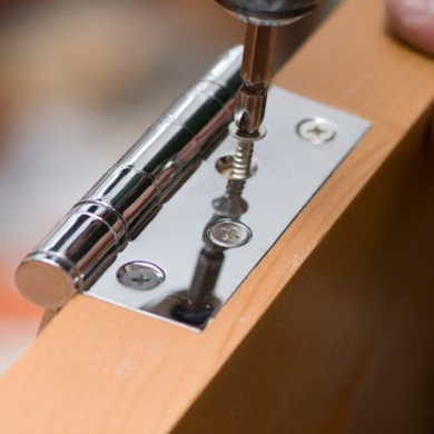 Comment installer une porte intérieure : instructions d'installation + conseils pour choisir les portes intérieures