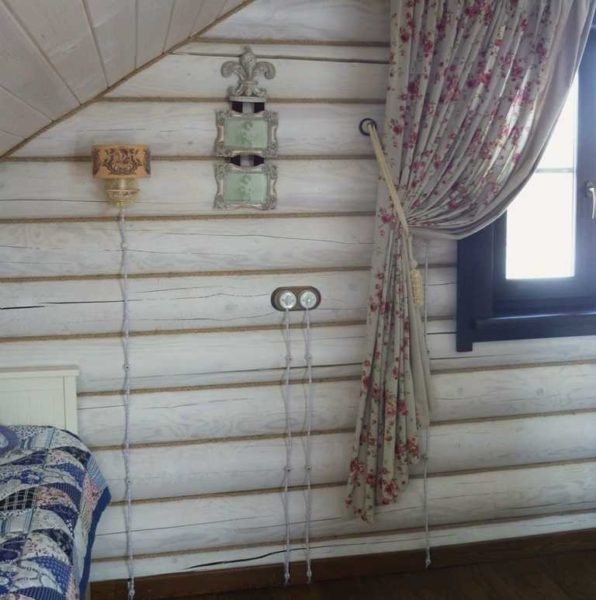 Câblage rétro ouvert dans une maison en bois: élégant et insolite