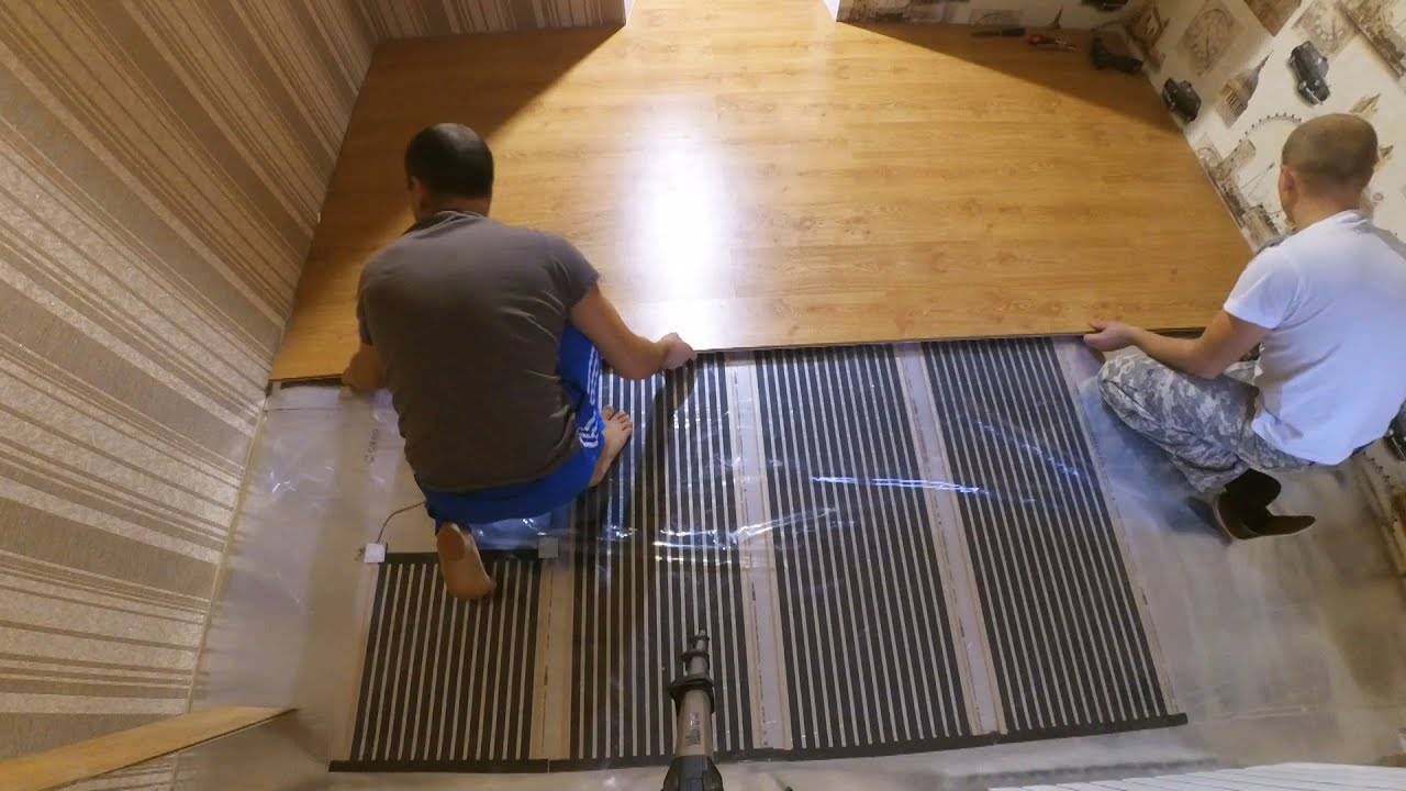 Lorsqu'il convient de poser un sol électrique chaud sous un stratifié, les caractéristiques de conception, ses avantages et ses inconvénients