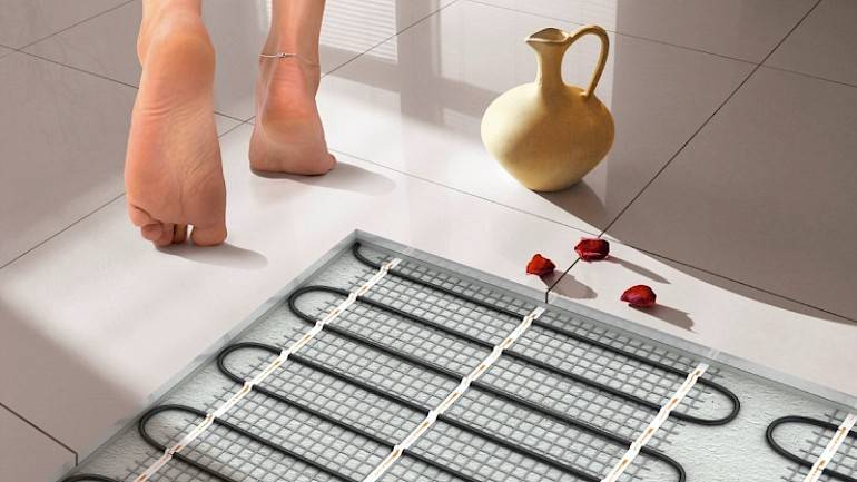 Agencement et installation de chauffage au sol électrique - câble, sur socle et infrarouge