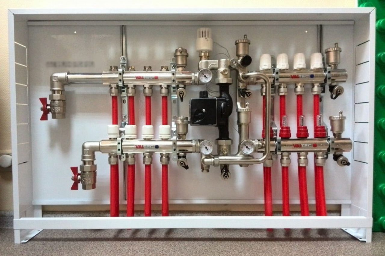 Système de chauffage à collecteur pour une maison privée et un appartement