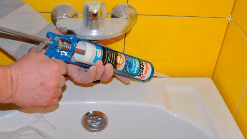 Comment et avec quoi il est possible de combler l'écart entre la salle de bain et le mur, les options pour fermer le joint