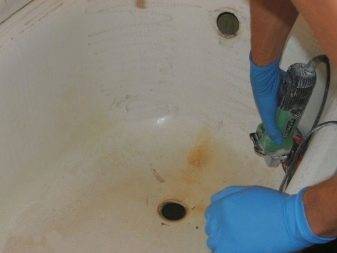 Restauration de baignoires à l'acrylique liquide : comment bien recouvrir une vieille baignoire avec un nouvel émail