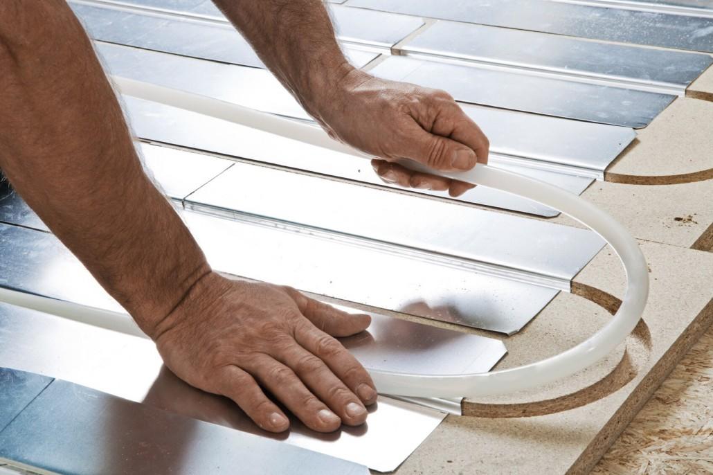 Sols à eau chaude sur un sol en bois: types et technologie de pose