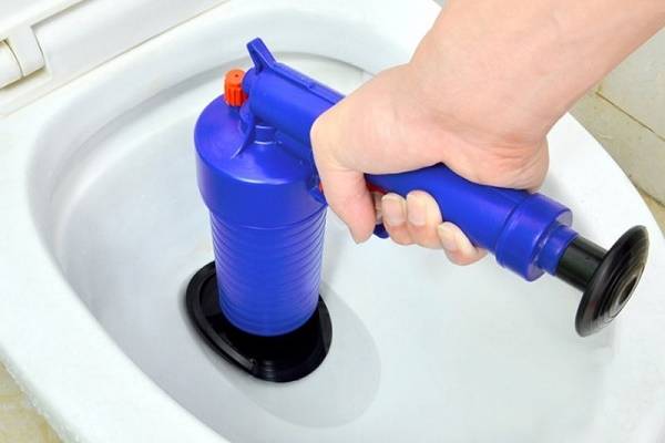 Comment déboucher un bouchage dans les toilettes : comparatif des meilleures méthodes et équipements