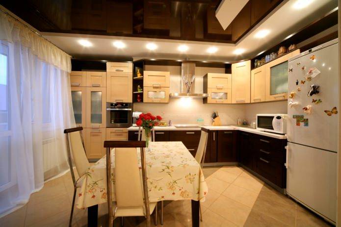 Plafonds tendus dans la cuisine: caractéristiques de choix, de conception et d'installation