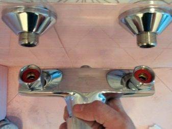 Installation du mitigeur à bord de la baignoire + rappel des avantages et inconvénients de cette option