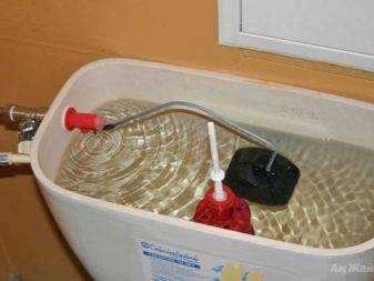 Pourquoi le réservoir des toilettes transpire : causes de la buée et comment les éliminer