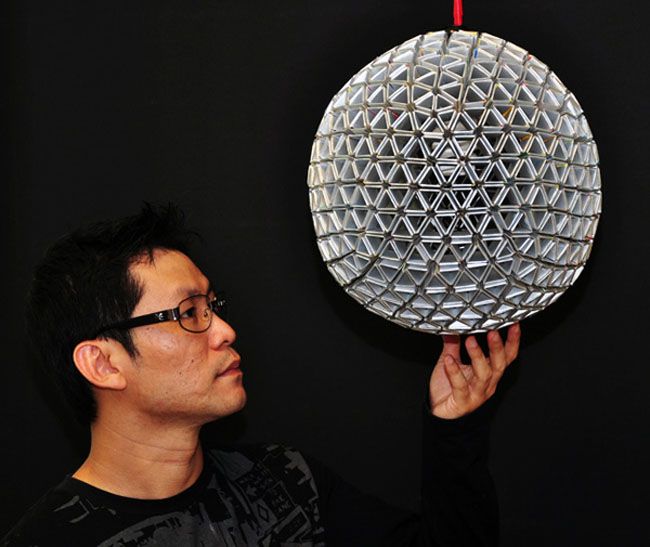 Plats en cristal (22 photos): comment laver des assiettes et une paire de thé en cristal? les avantages et les inconvénients des plats colorés et en cristal de roche