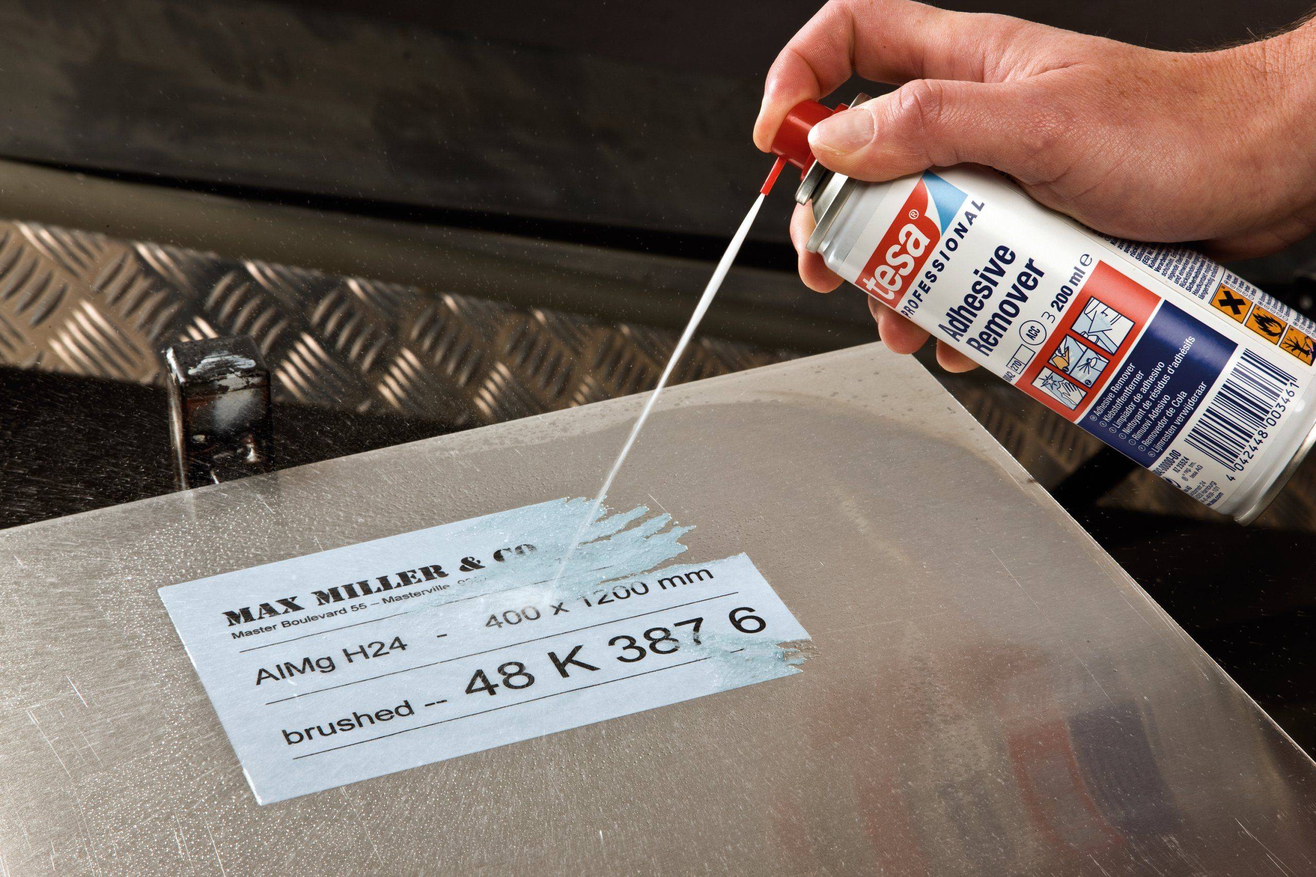 Comment retirer une étiquette de prix d'un vêtement sans l'abîmer | encyclopédie de la chaussure