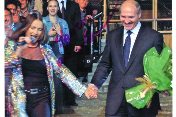 Une comparaison intéressante : les stars russes sur scène et à la maison