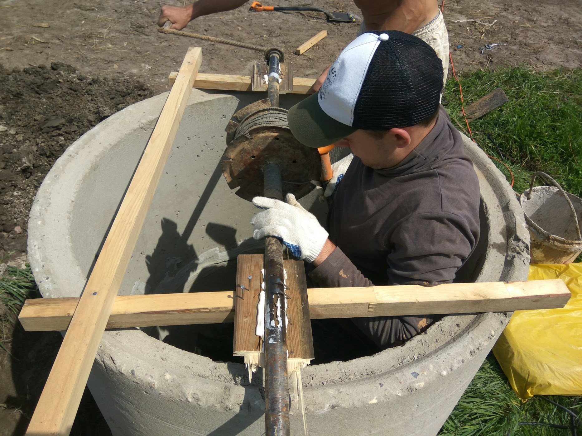 Comment nettoyer un puits dans le pays du limon, de l'argile, de la saleté et de l'huile de vos propres mains