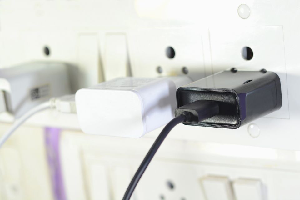 Dois-je débrancher mon chargeur de téléphone ?