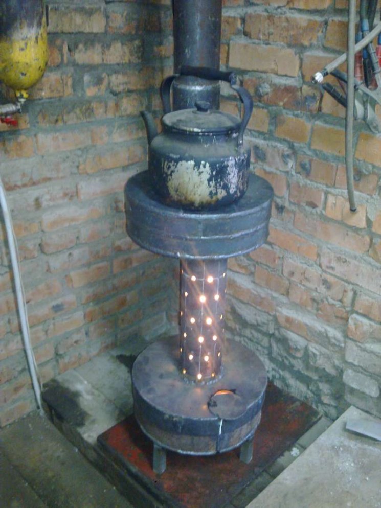 Auto-assemblage d'un poêle ventru à l'huile usagée