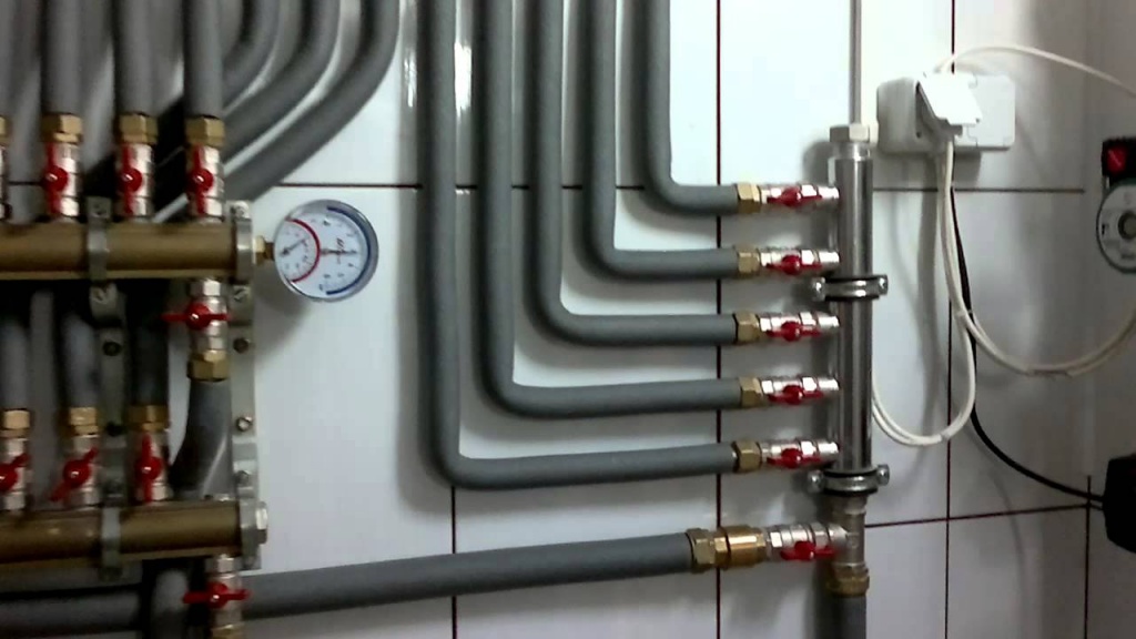 Divers tuyaux pour attacher une chaudière à gaz murale | chauffage maison et appartement