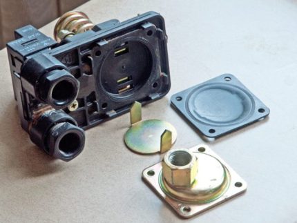 Relais de station de pompage : installation et réglage d'un capteur différentiel de pression d'eau