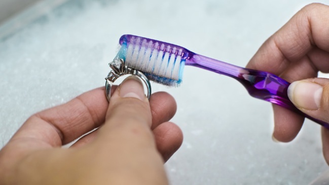 10 façons non conventionnelles d'utiliser une vieille brosse à dents