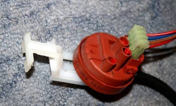 Comment vidanger correctement l'eau de la machine à laver: un guide étape par étape et de précieux conseils