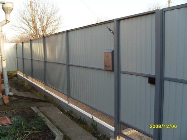 Clôture à faire soi-même à partir d'une feuille profilée: instructions pas à pas pour la construction d'une clôture