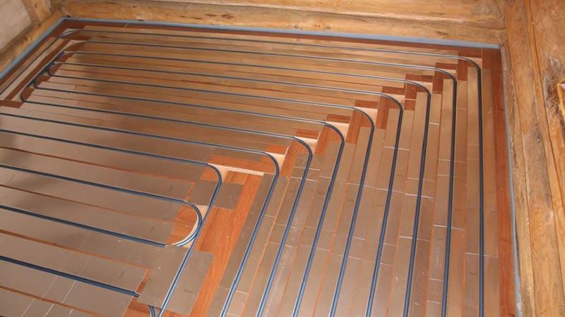 Caractéristiques de l'aménagement d'une salle de bain dans une maison en bois