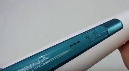 Test de l'aspirateur balai Delonghi XLR18LM R : un appareil élégant et léger pour un nettoyage express