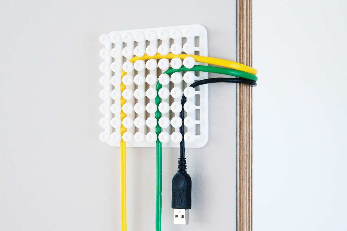 Comment cacher les fils de télévision au mur: des moyens populaires et pratiques de se déguiser