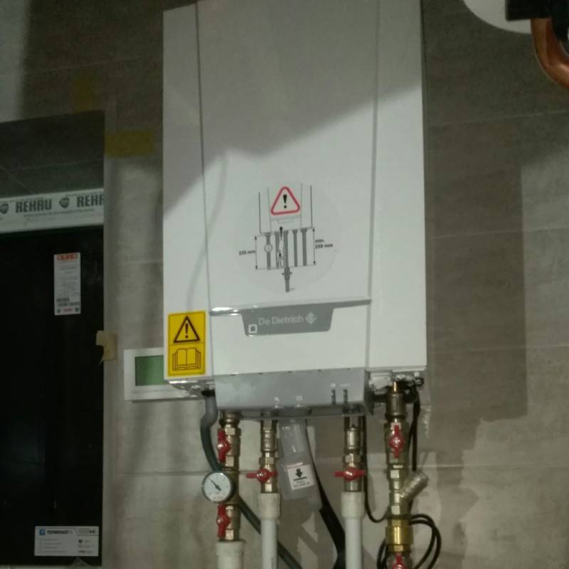 Chaudière électrique à double circuit pour le chauffage et l'alimentation en eau