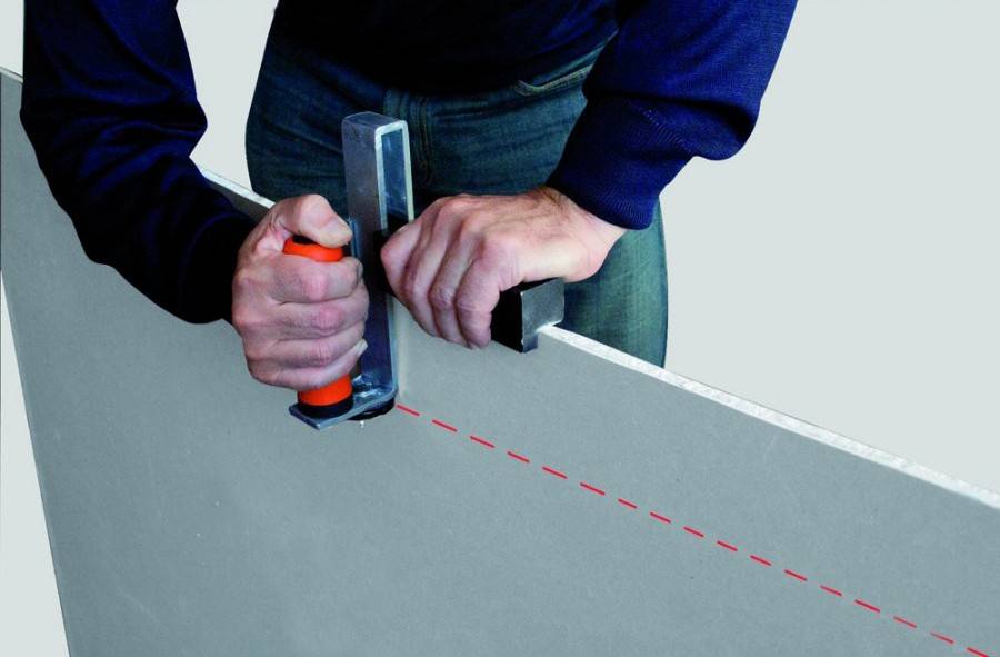 Comment couper un profil de cloison sèche : le bon outil