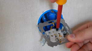 Prises et interrupteurs aériens : règles pour une installation et un raccordement en toute sécurité