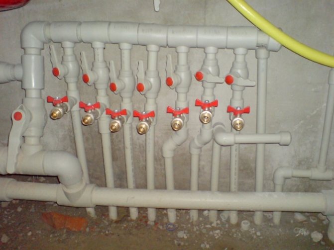 Collecteur de distribution dans le système de chauffage et son installation par ses propres mains