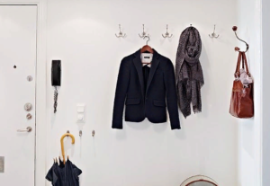 Comment améliorer les cintres dans le placard pour que certaines choses n'en tombent pas