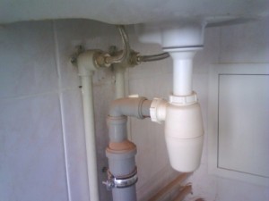Siphon de lavabo : types, critères de choix + règles de montage