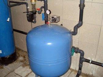 Accumulateur hydraulique: dispositif et principe de fonctionnement d'un réservoir hydraulique dans un système d'alimentation en eau