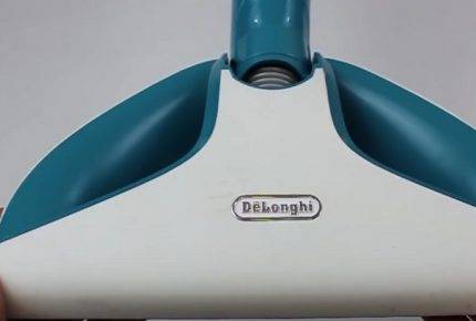 Test de l'aspirateur balai Delonghi XLR18LM R : un appareil élégant et léger pour un nettoyage express