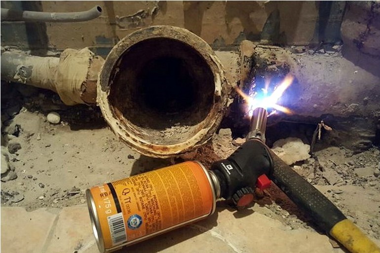 Comment réparer les fissures et les trous dans un tuyau d'égout en fonte