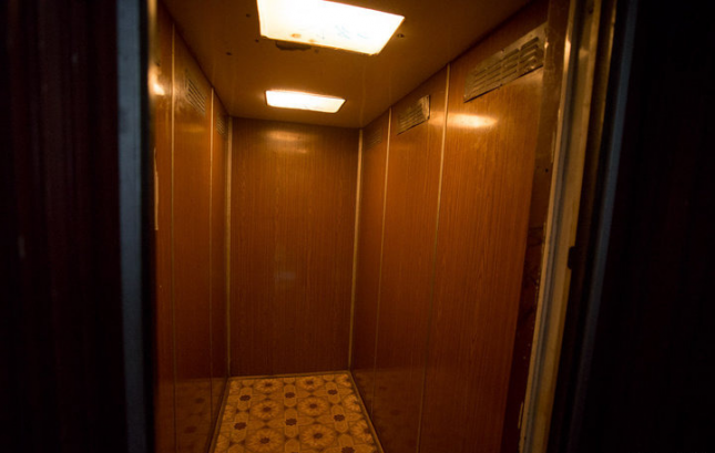 Tomber dans l'abîme : est-il possible de survivre dans un ascenseur qui tombe ?