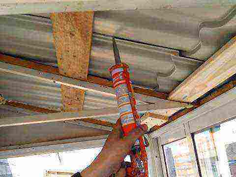 Comment couvrir les fissures de l'ardoise sur le toit