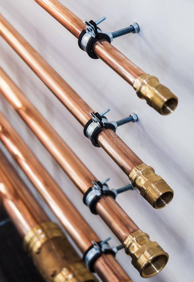 Vaut-il la peine d'utiliser des tuyaux en cuivre pour les pièges de la plomberie et les nuances d'installation à faire soi-même