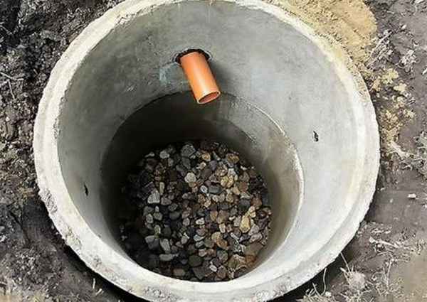 Que faire si les anneaux de la fosse de vidange coulaient: méthodes pour résoudre le problème