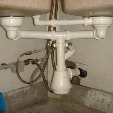 Dispositif d'assainissement dans le pays: comparaison de 3 options différentes les unes avec les autres